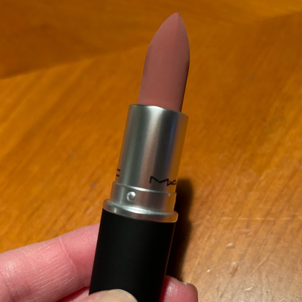MAC  Lipstick Sultry Move - Picture 8 of 16